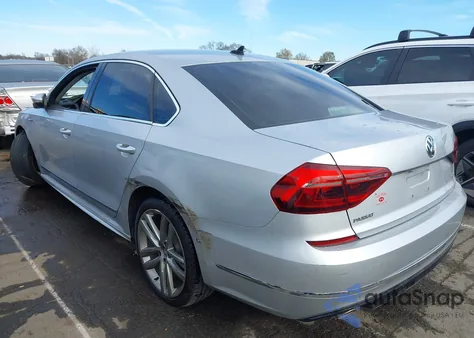 2017 Volkswagen Passat 1.8T R-Line z USA, uszkodzony, nr VIN 1VWDT7A31HC046907